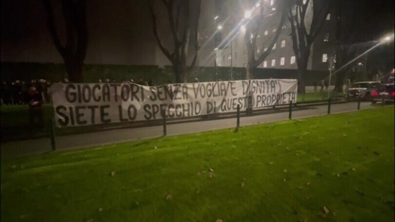 Milan, tifosi contestano alla festa dei 125 anni
