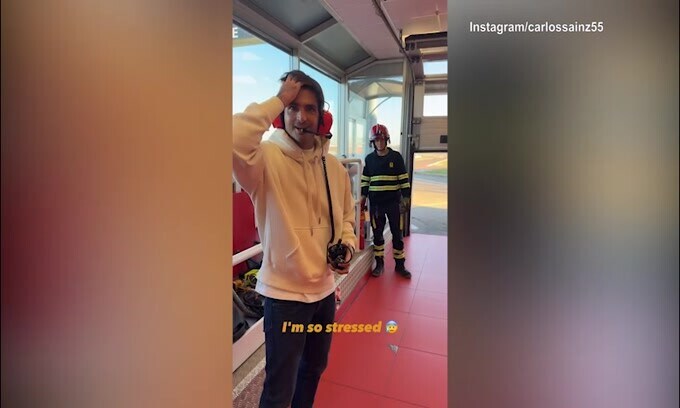 Sainz saluta la Ferrari e il papà scende in pista