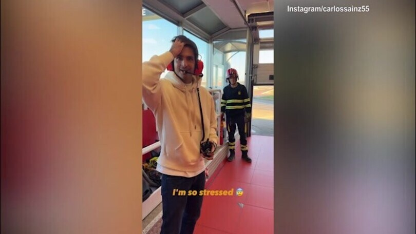 Sainz saluta la Ferrari e il papà scende in pista