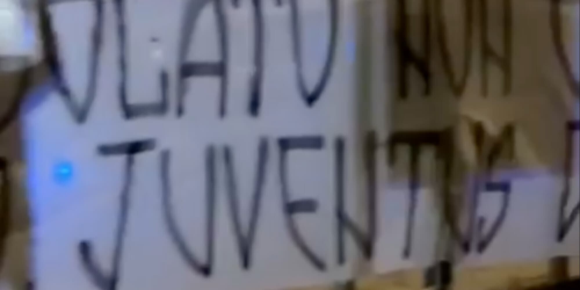 Vlahovic, il messaggio del tifo Juve: striscione ultras fuori dallo Stadium