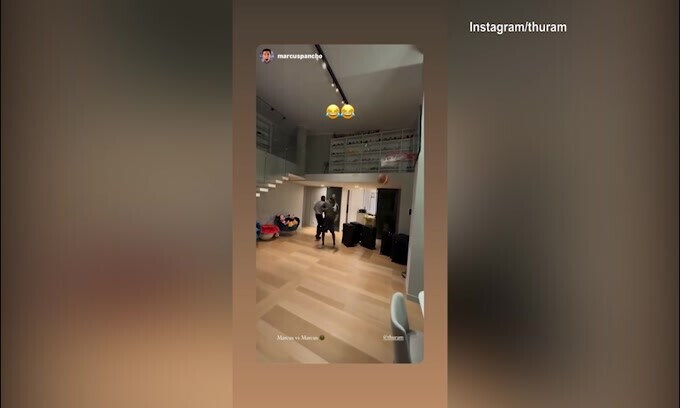 Marcus Thuram sfida a basket con la maglia della Fiorentina