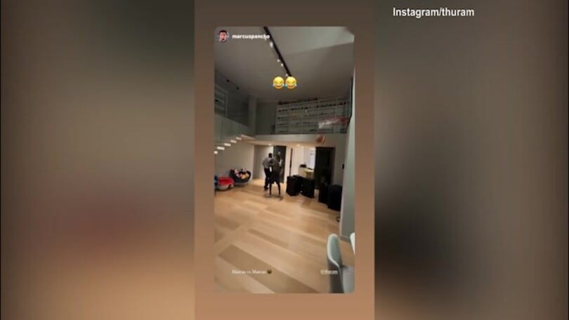 Marcus Thuram sfida a basket con la maglia della Fiorentina