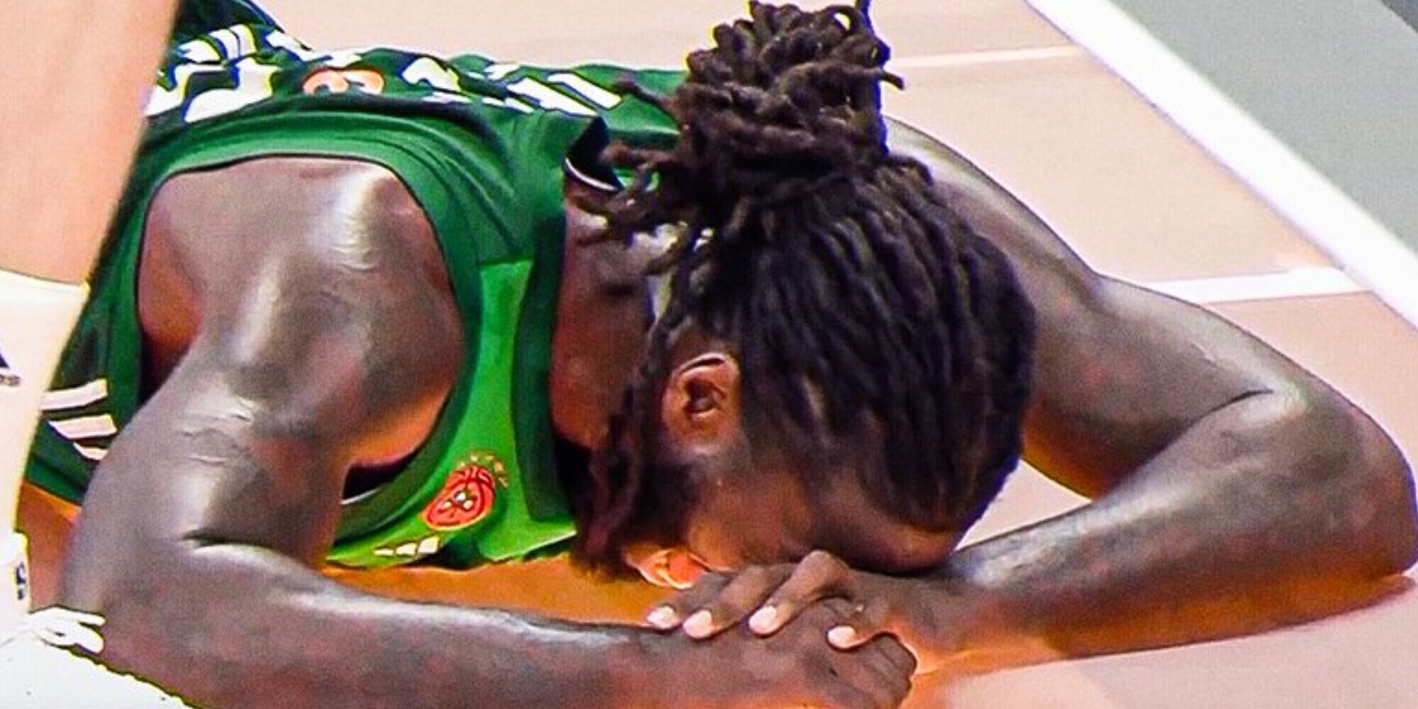 Lessort, spaventoso infortunio in Eurolega: paura e malori in tribuna