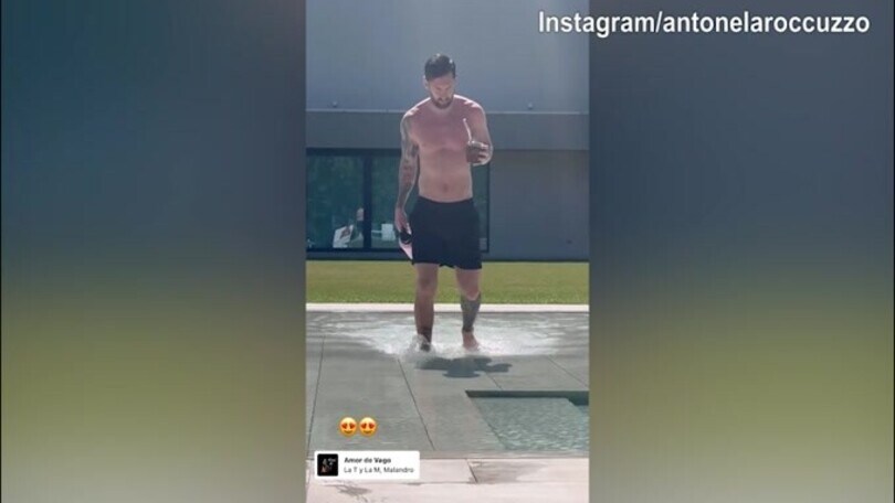 Leo Messi si rilassa con il Mate a bordo piscina