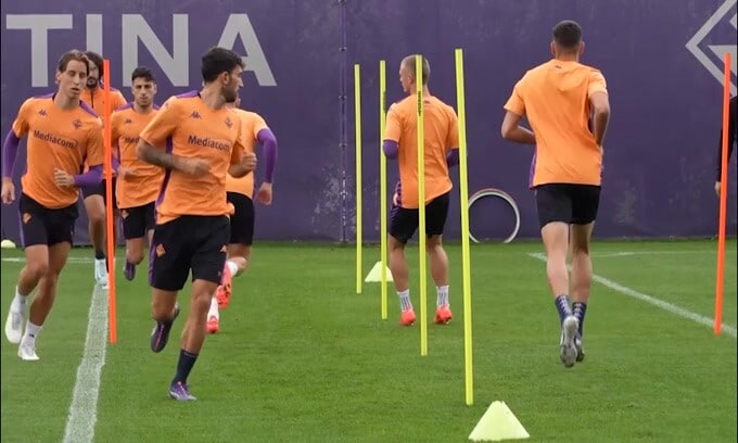 La Fiorentina riabbraccia Bove, in tribuna per la gara con l'Udinese