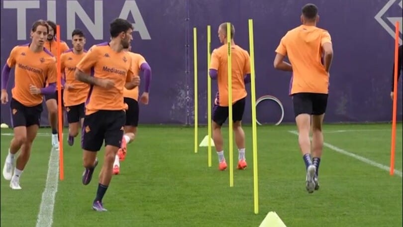 La Fiorentina riabbraccia Bove, in tribuna per la gara con l'Udinese