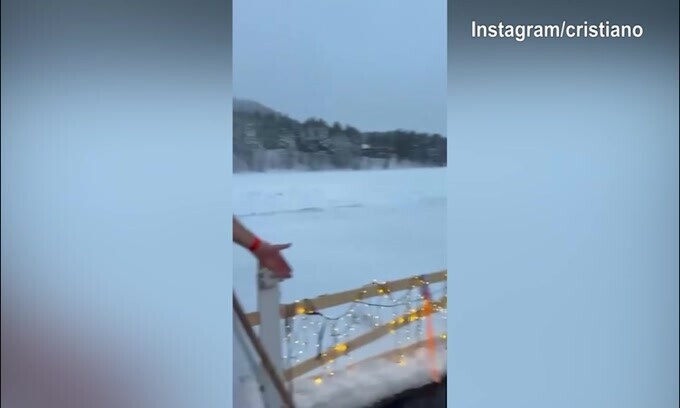 Lapponia, CR7 a petto nudo: ma non ha freddo?