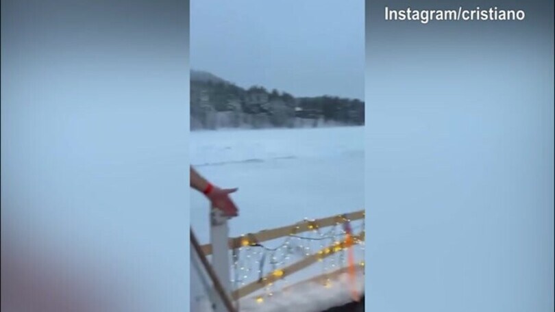 Lapponia, CR7 a petto nudo: ma non ha freddo?