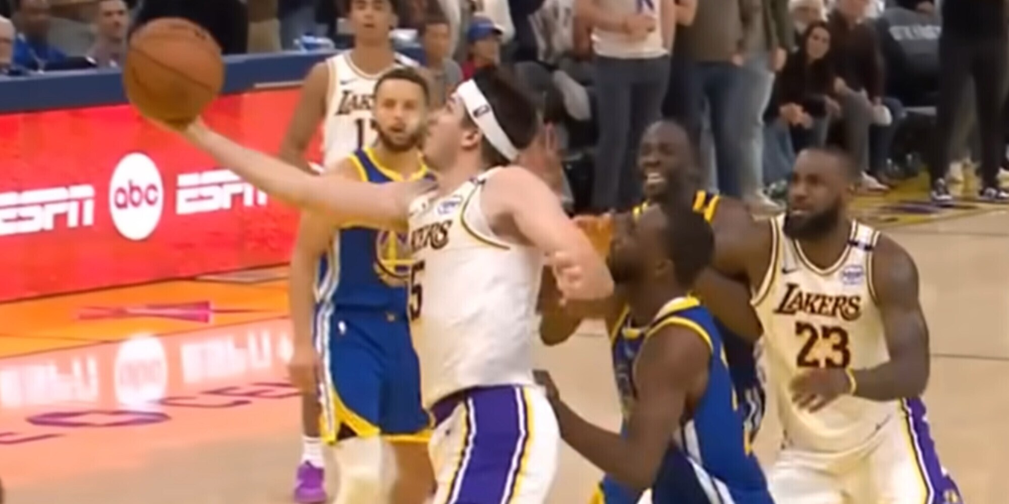 NBA, James batte Curry a Natale! Celtics sconfitti, Doncic infortunato