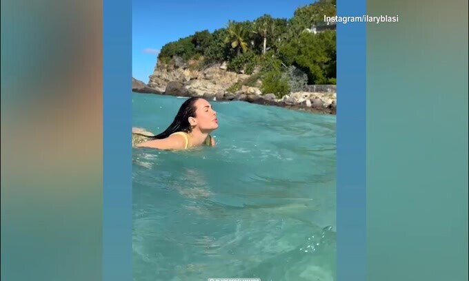 Ilary Blasi, tuffo nel mare cristallino