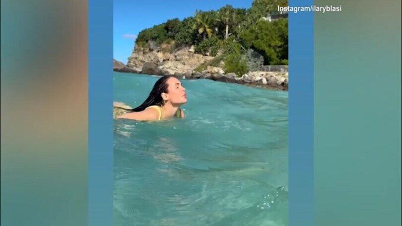 Ilary Blasi, tuffo nel mare cristallino