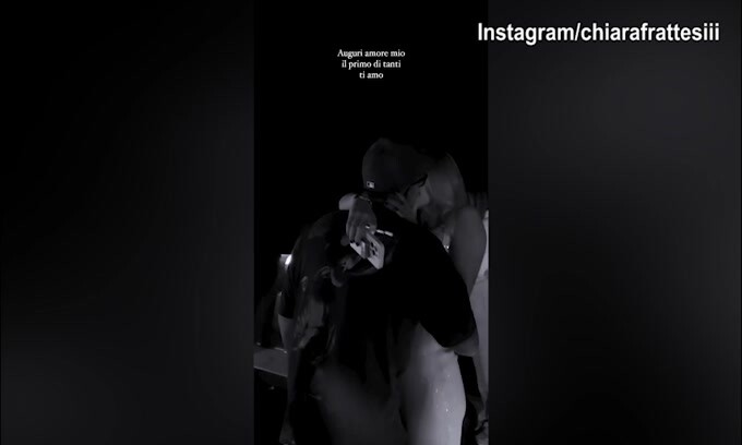 Il 2025 inizia con il primo bacio per la coppia Geolier-Chiara Frattesi