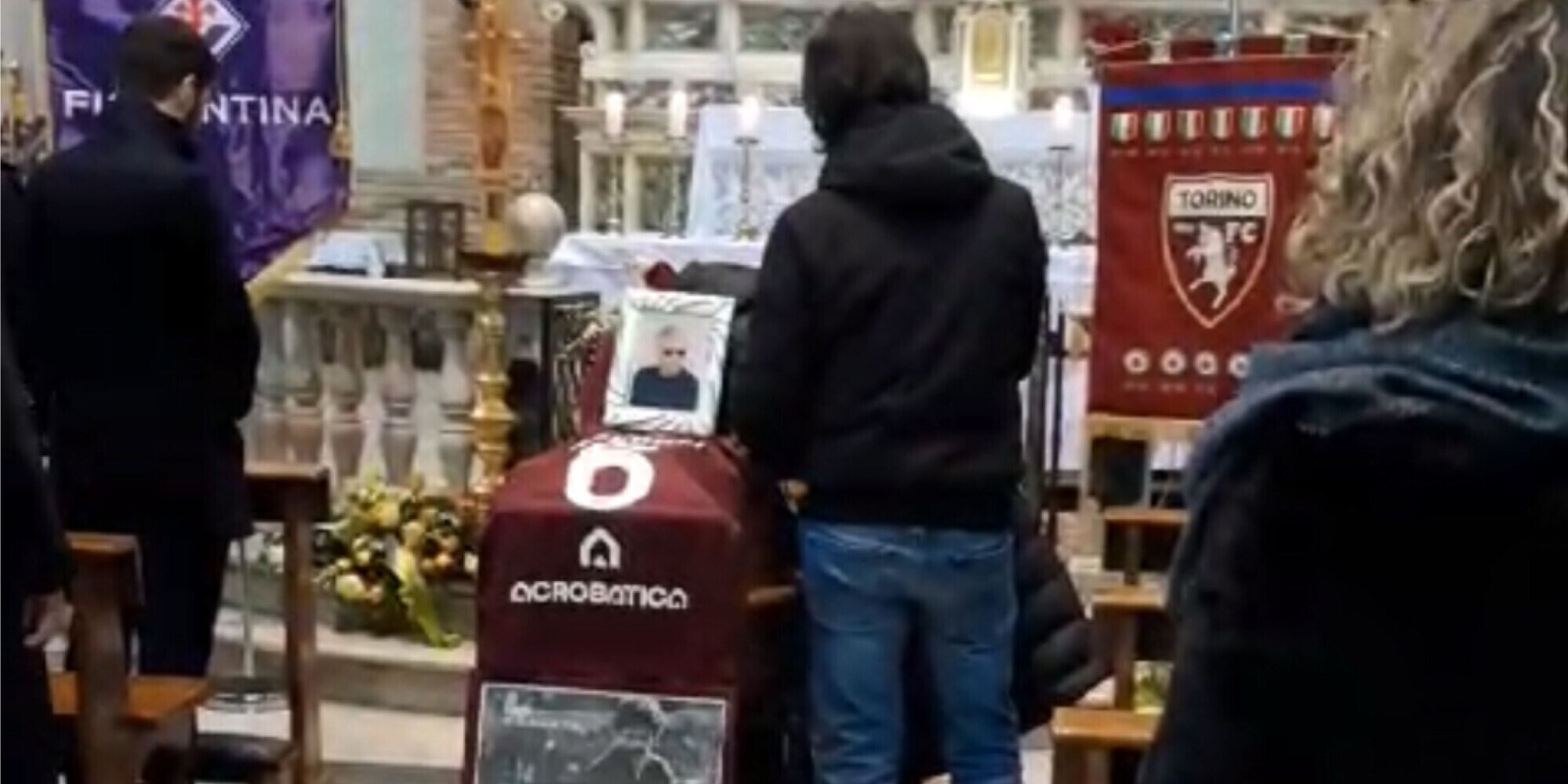 Agroppi, l'ultimo saluto: l’abbraccio degli ex compagni tra le note di Elvis