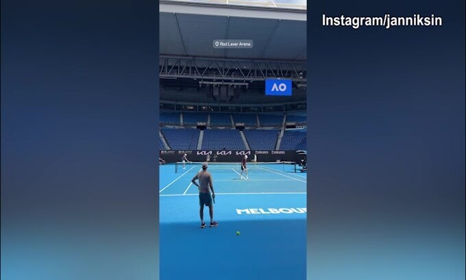Tennis, a Melbourne si allena Sinner