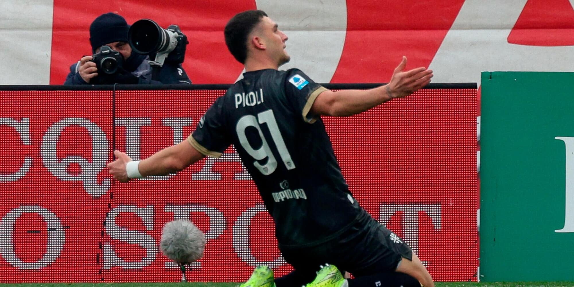 Il Cagliari rimonta il Monza e vince lo scontro salvezza: D’Ambrosio espulso