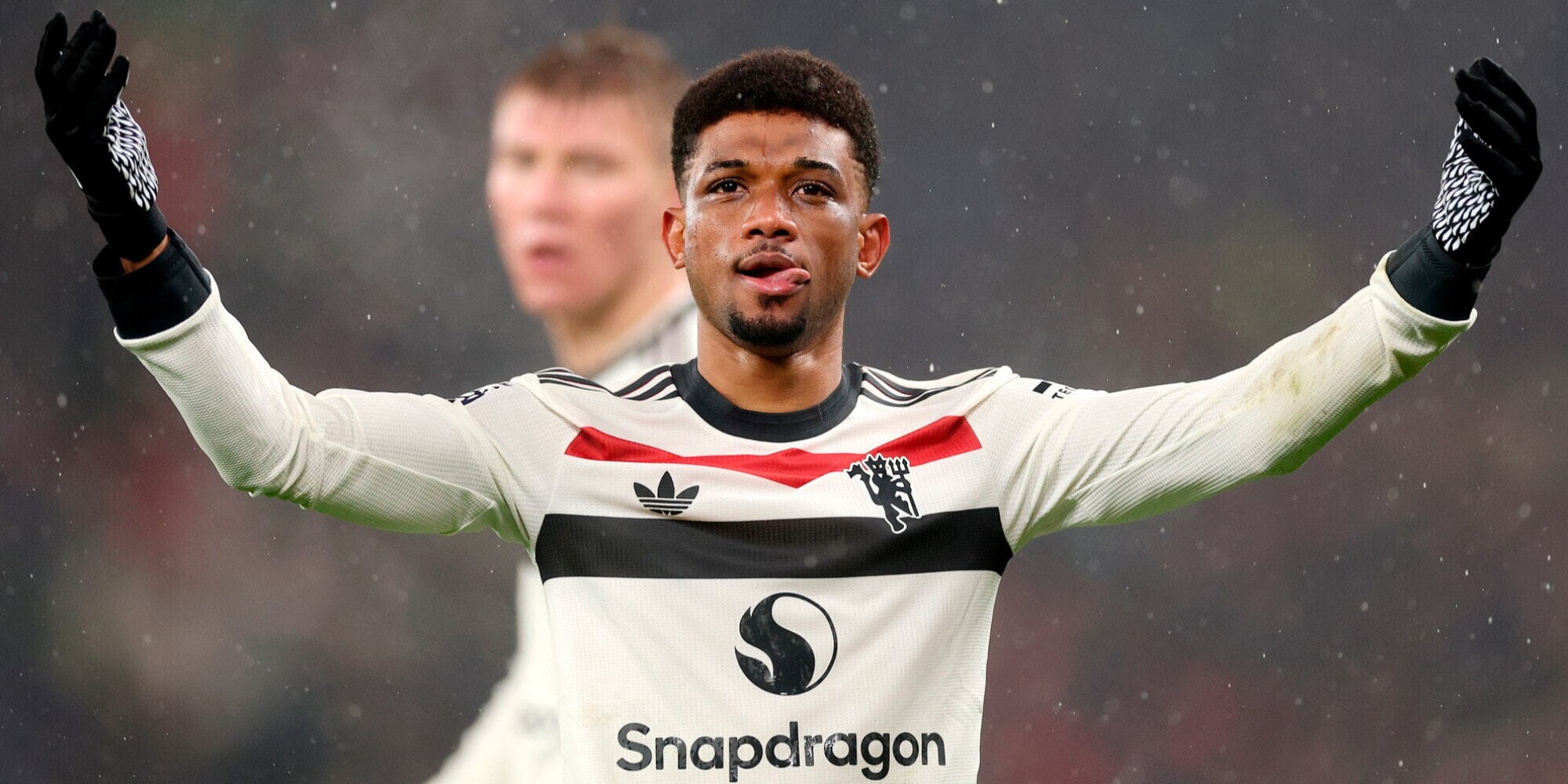 United, 2-2 a Liverpool nonostante un De Ligt disastroso. Zirkzee umiliato