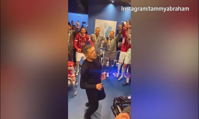 Milan, ecco Conceicao: sigaro in bocca per la vittoria in Supercoppa Italiana