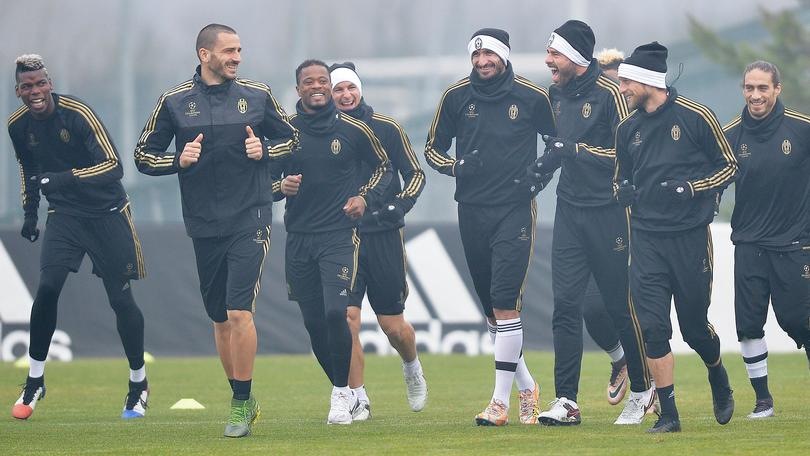 Juventus, rifinitura a Vinovo tra i sorrisi: domani c'è il Siviglia