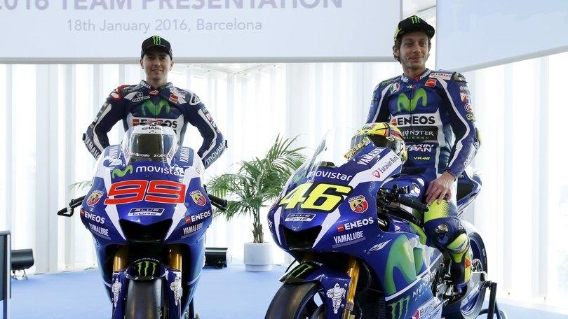 Presentata la nuova Yamaha, tra Rossi e Jorge Lorenzo freddi sorrisi
