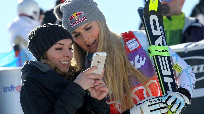 Sci, Lindsey Vonn: selfie con i fan dopo la vittoria a Cortina