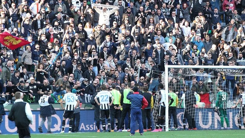 Udinese, dura contestazione allo stadio: giocatori sotto la curva