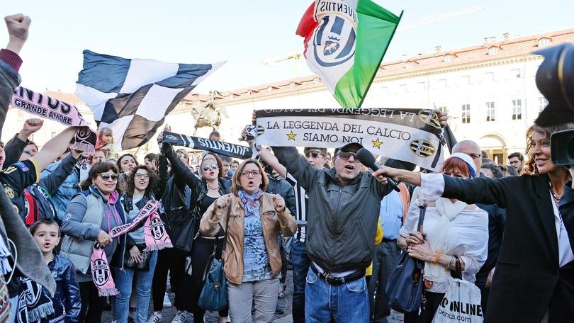 Juventus, la festa scudetto dei tifosi in piazza San Carlo