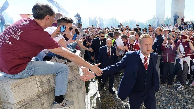 Emozione a Superga, il Torino ricorda gli Invicibili