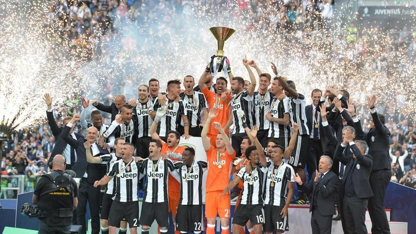 Juventus, tutti a centrocampo per la festa scudetto