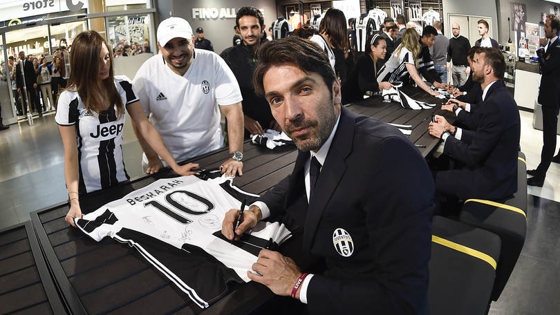 Juventus, Buffon e compagni al JStore: quanti autografi e selfie con i tifosi!