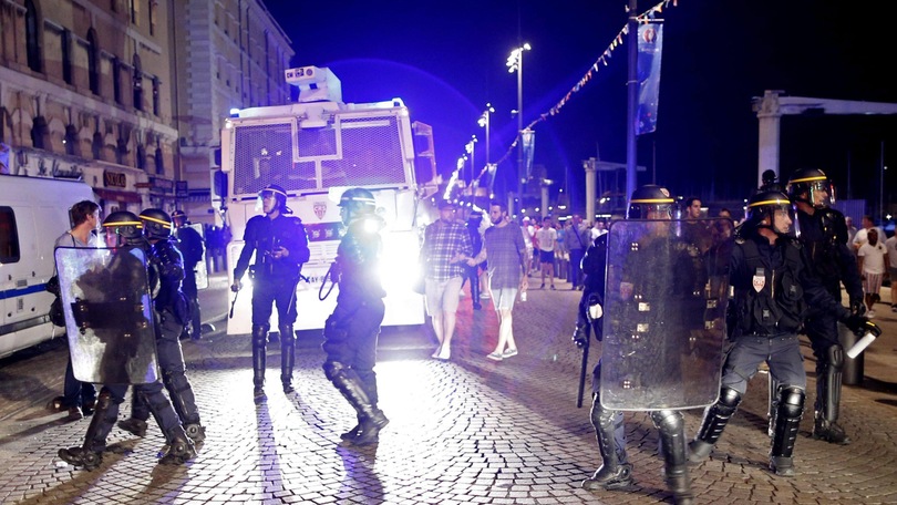 Marsiglia, che follia: scontri anche di notte