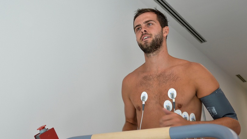 Pjanic durante le visite mediche, le prime immagini da bianconero
