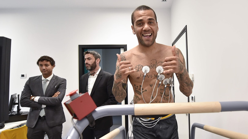 Juventus, visite mediche per un sorridente Dani Alves