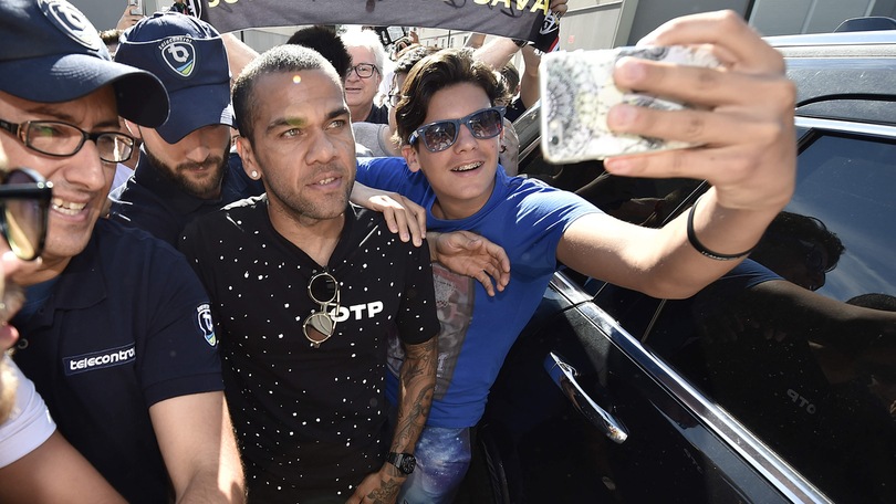 Juve, Dani Alves travolto dall'entusiasmo dei tifosi
