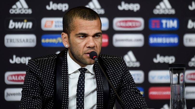 Juventus, Dani Alves: giacca a pois bianconeri alla presentazione