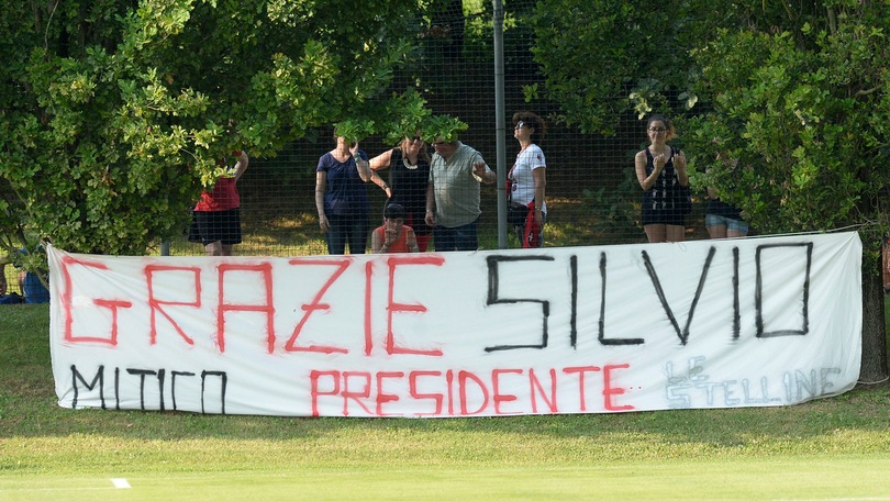 Milan, Montella dirige l'allenamento. I tifosi: «Grazie Berlusconi»