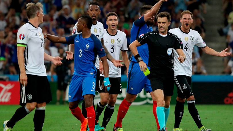 Germania, Schweinsteiger "di mano" su Evra: rigore per la Francia