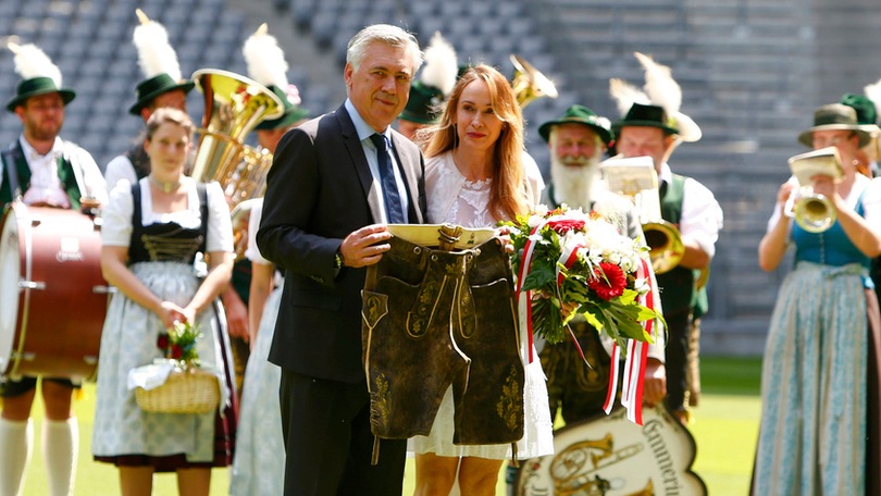 Bayern, Ancelotti posa con gli abiti tradizionali bavaresi