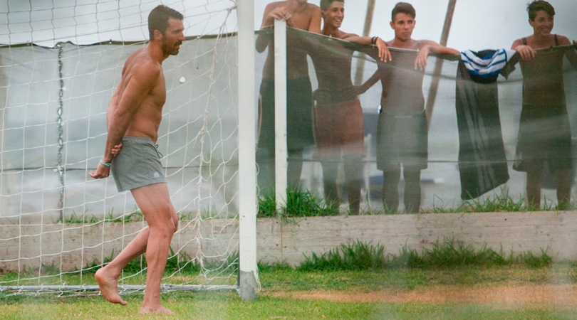 Juventus, Buffon campione anche in vacanza: gioca con dei ragazzi