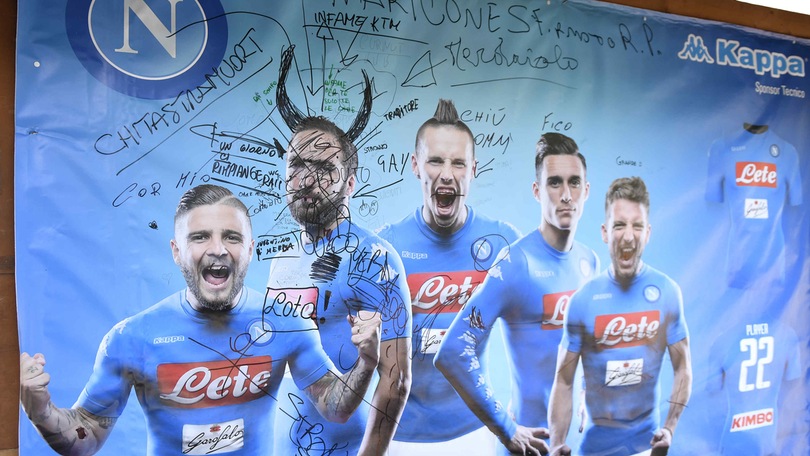 Napoli, tifosi riempiono di insulti lo striscione di Higuain