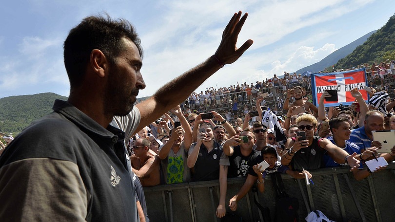 Juventus: delirio di tifosi a Villar, la carica dei 10.000