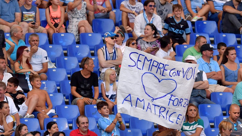Lazio-Juventus, striscioni sugli spalti per le vittime del sisma