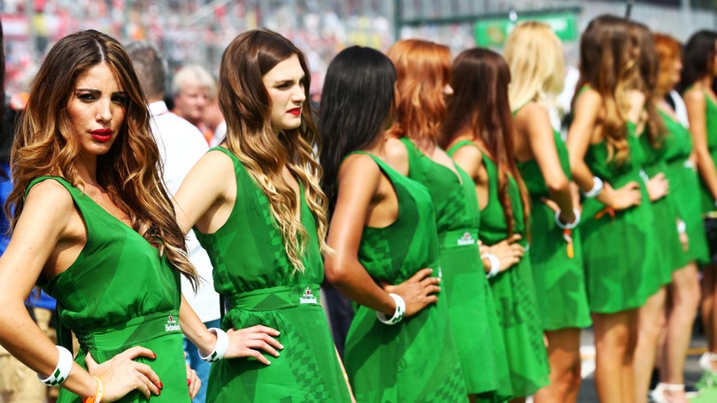 Gp d'Italia, che show le grid girls in verde!