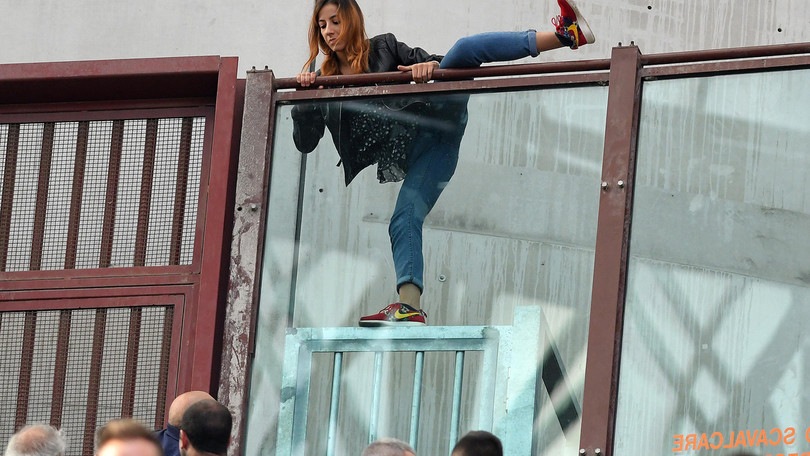 Inter-Juventus, falla nella sicurezza a San Siro. Tifosi scavalcano le barriere