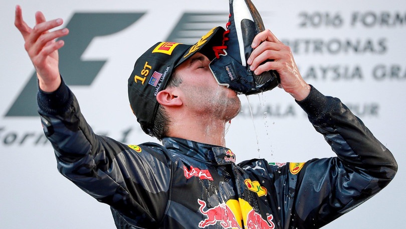 F1 Malesia, Ricciardo vince e festeggia bevendo lo champagne dalla scarpa