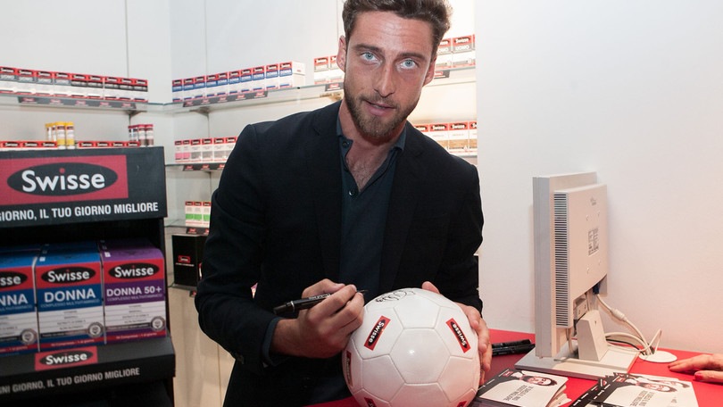 Marchisio ritrova il pallone... per autografarlo