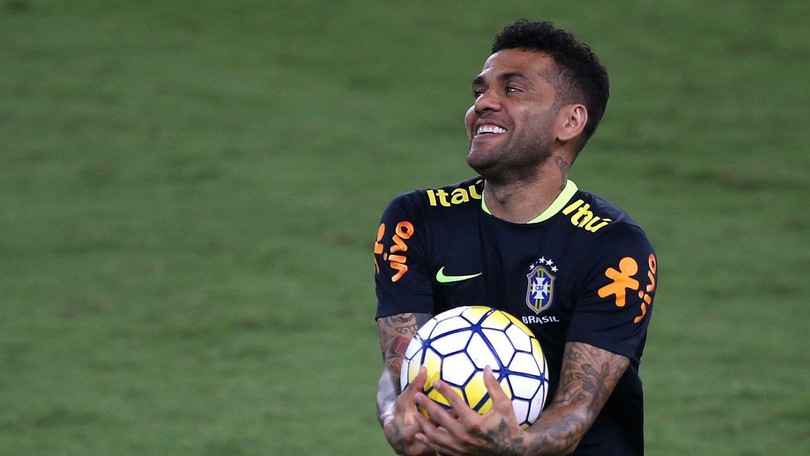 Brasile al lavoro: Dani Alves sorride