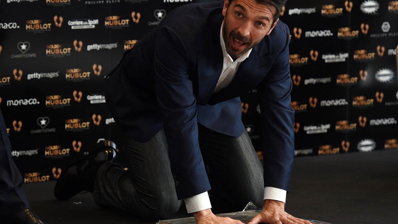 FOTO Buffon riceve il Golden Foot 2016 a Montecarlo