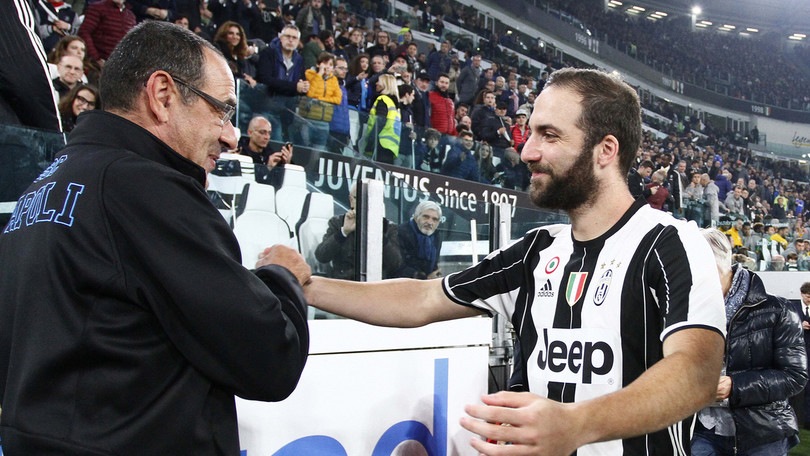 FOTO Higuain-Sarri, l'abbraccio prima di Juve-Napoli