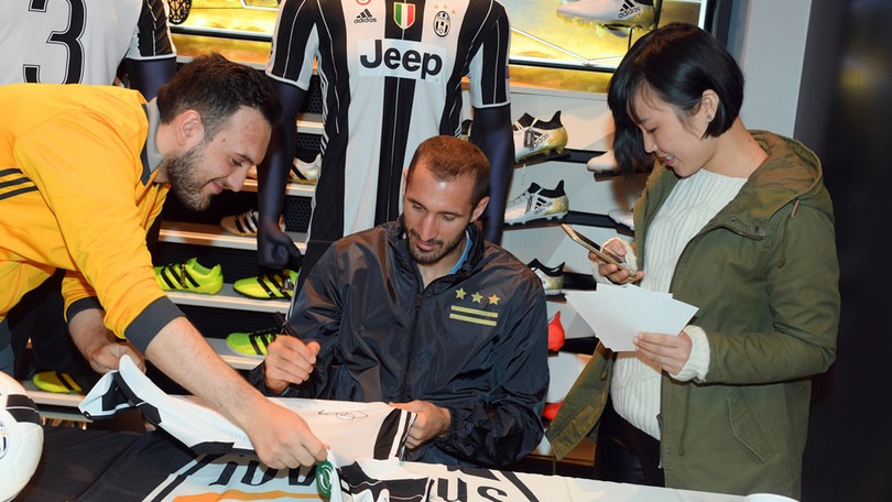 Juventus, festa per Chiellini: selfie e autografi allo store di Milano