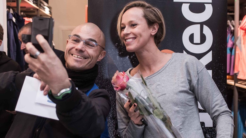 Federica Pellegrini inaugura uno store: Milano si ferma